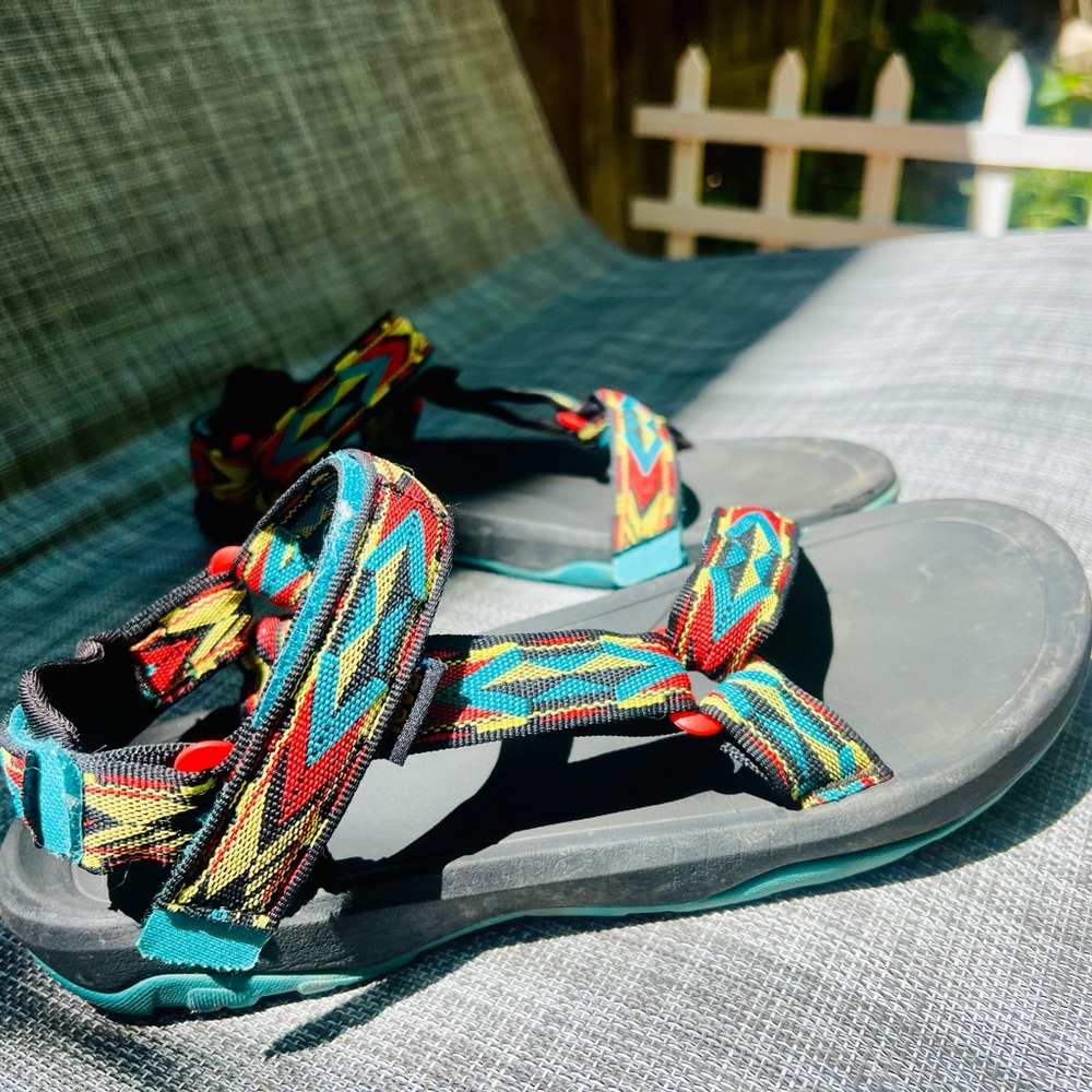 Teva’s sandals size 7 ! So comfortable !